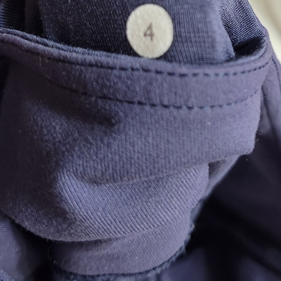 Really cute Lululemon capris size 4 - Picture 5 of 6